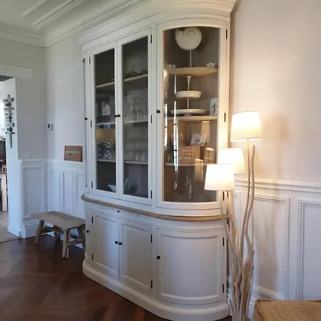 Les Volets Bleus De Les Roses 沃勒莱罗斯