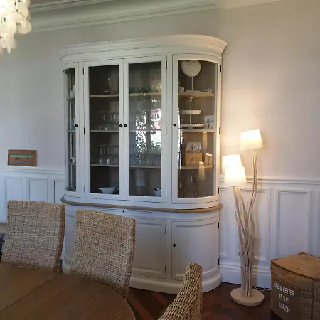 Les Volets Bleus De Les Roses 沃勒莱罗斯