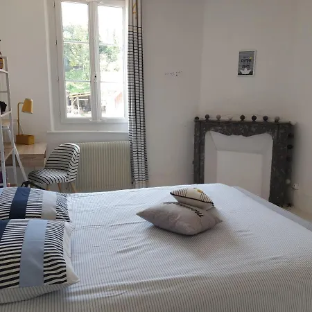 Les Volets Bleus De Les Roses Holiday home *