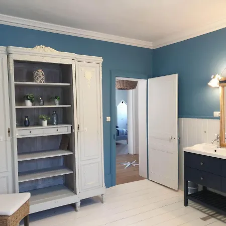 Les Volets Bleus De Les Roses * 沃勒莱罗斯