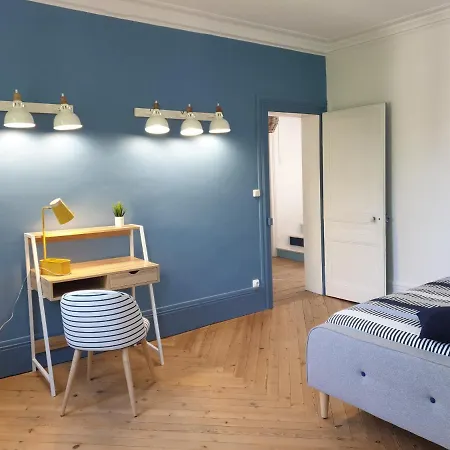 Les Volets Bleus De Les Roses 沃勒莱罗斯