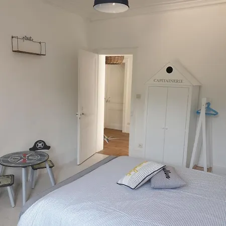 Les Volets Bleus De Les Roses * 沃勒莱罗斯