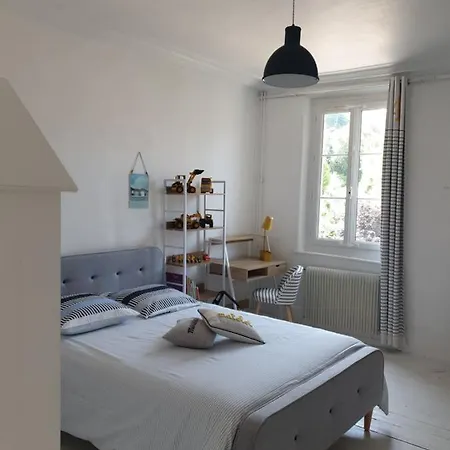 Les Volets Bleus De Les Roses 沃勒莱罗斯