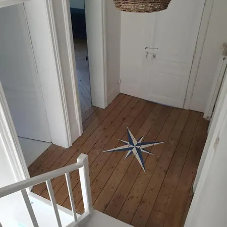 Les Volets Bleus De Les Roses