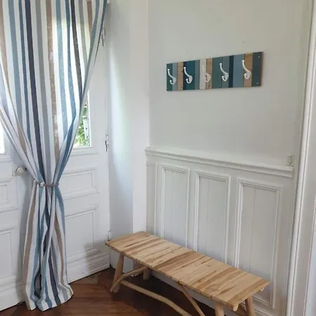 Les Volets Bleus De Les Roses 沃勒莱罗斯