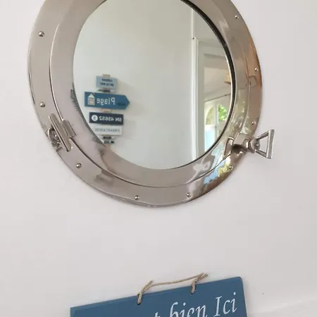 Les Volets Bleus De Les Roses