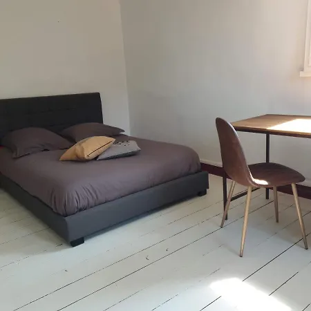 Les Volets Bleus De Les Roses * 沃勒莱罗斯