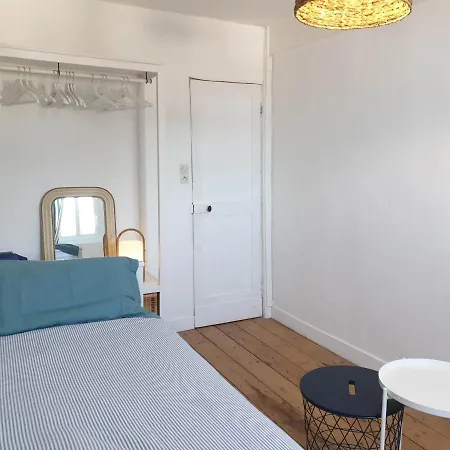 Les Volets Bleus De Les Roses