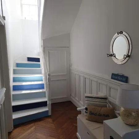 Les Volets Bleus De Les Roses Holiday home