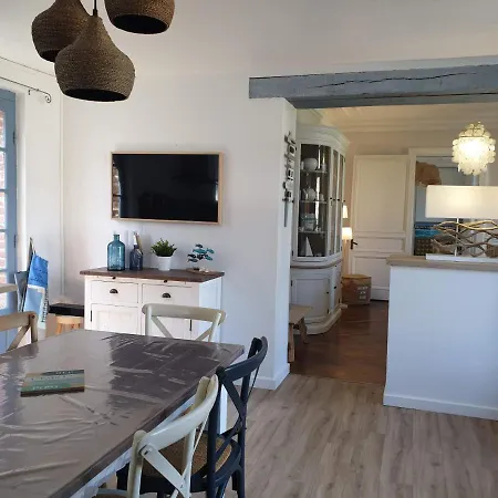 Les Volets Bleus De Les Roses 度假居