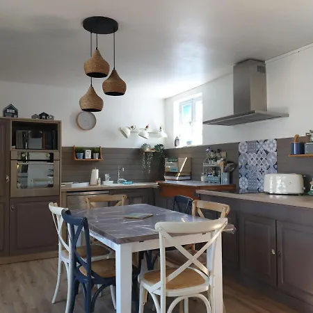 Les Volets Bleus De Les Roses 沃勒莱罗斯